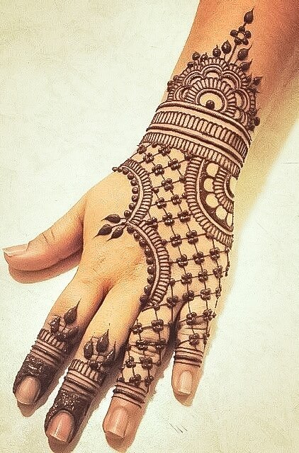 18 Mehndi Designs To Modernise The Traditional Paisley This Wedding Season  - Elle India