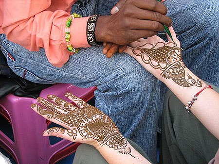 Mehandi-being-applied-in-india