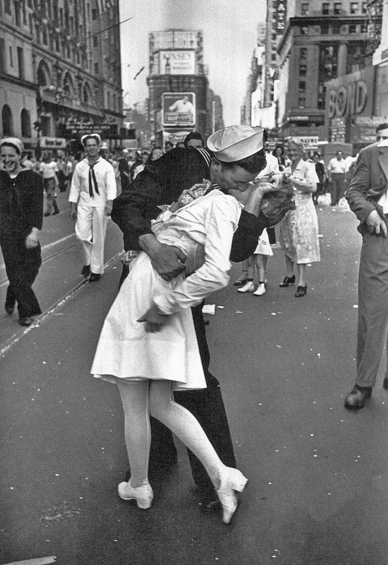 V-J Kiss in Times Square-by-Alfred Eisenstaedt