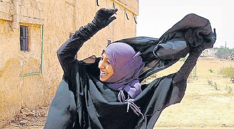 Woman takes off hijab after being liberated from IS